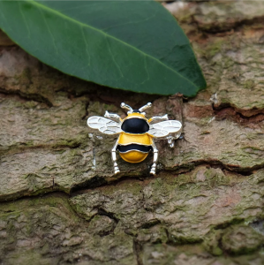 At Brooch: Bee (Small Silver)